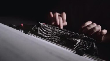 Komut dosyası yazarları bir daktilo üzerinde film için bir senaryo yazar