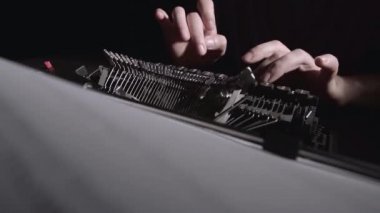 Adam bir mektup Merhaba sevgili dostum yazıyor.