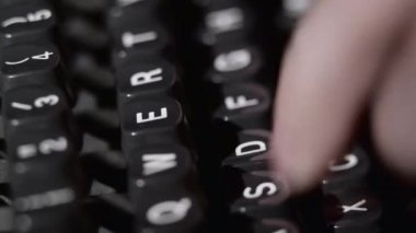 Eski bir daktilo tuşları el çırp