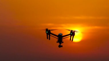 Drone günbatımı çerçevede kendi ekseni etrafında döner