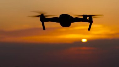 Drone güzel bir manzara günbatımında kaldırır.