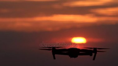 Helikopter ateşli bir turuncu günbatımı çerçevede kendi ekseni etrafında döner