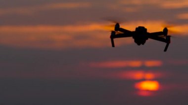Drone günbatımı çerçevede kendi ekseni etrafında döner