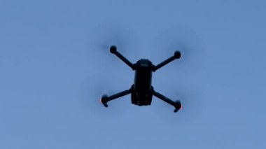 Mavi gökyüzünde uçan helikopter. Alt görünümü