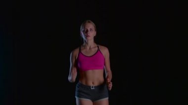 Siyah ekranda çalışan kadın spor. Ağır çekim