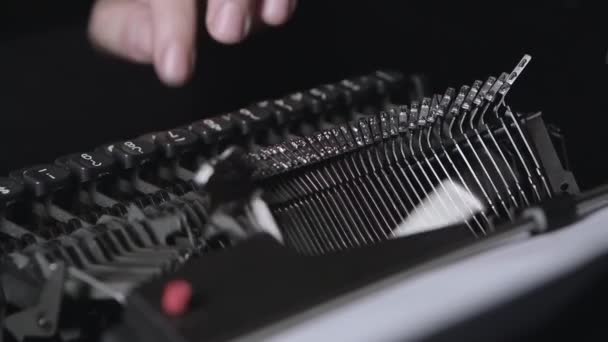 Mechanism of a retro typewriter, fingers print text. Close up — Stock Video