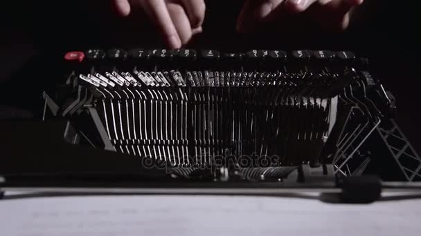 Scriptschrijver op een typemachine schrijft een script voor de film — Stockvideo