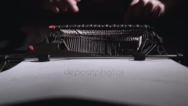 Guionista en una máquina de escribir escribe un guion para la película — Vídeos de Stock