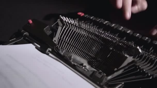 Digitação de dedo na máquina de escrever vintage — Vídeo de Stock