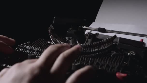 Поэт печатает текст стихотворения на ретро-машинке — стоковое видео
