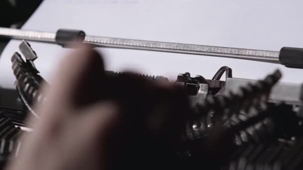 Mãos batendo palmas nas teclas de uma velha máquina de escrever — Vídeo de Stock