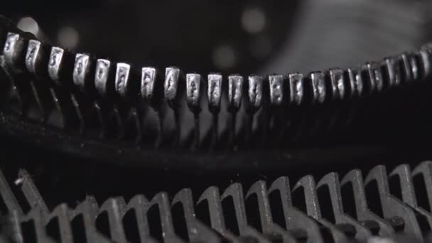 Пишущая машинка быстро набирает мастерство в печатной машинке — стоковое видео