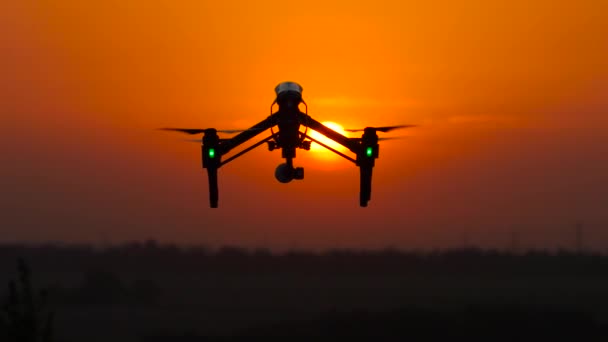 Helikopter menghapus pemandangan indah saat matahari terbenam. — Stok Video