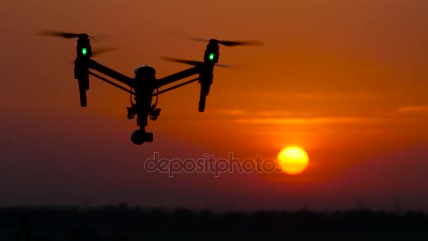 Avião voa, no fundo um pôr-do-sol carmesim, ele voa para longe — Vídeo de Stock