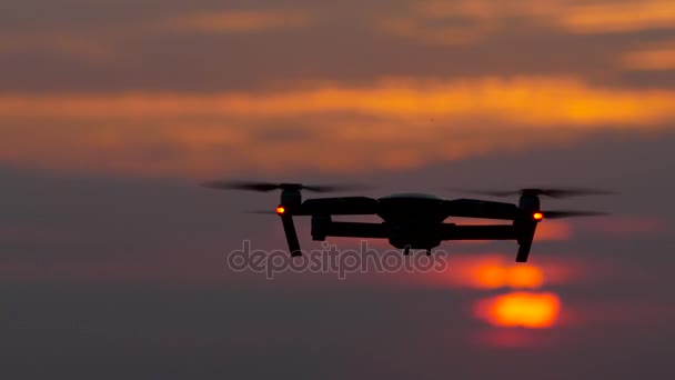 Helikopter menghapus pemandangan indah saat matahari terbenam. — Stok Video