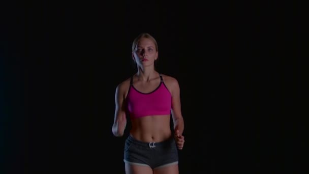 Žena sportovní běží na černé obrazovce. Zpomalený pohyb — Stock video