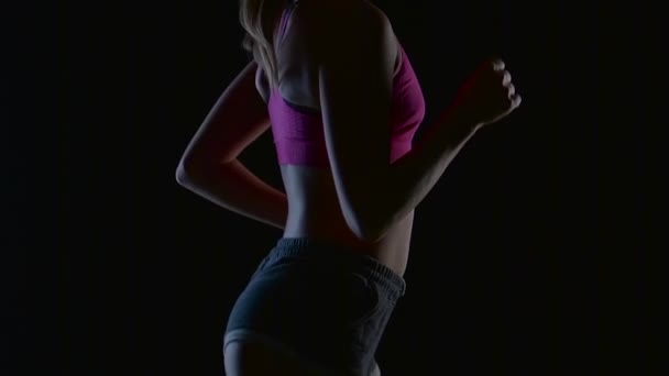 Meisje is een professioneel atleet wordt uitgevoerd op een zwart scherm. Slow-motion. Close-up — Stockvideo