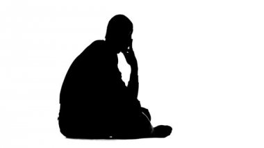 Adam katta oturan ve gülüyor. Beyaz arka plan. Siluet