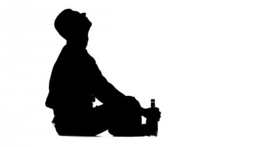 Alkolik katta oturan ve Şişeden içme. Siluet. Beyaz arka plan