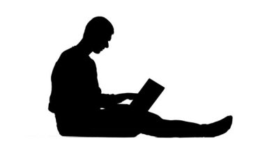 Erkek video üstünde a laptop bir arkadaşıyla konuşuyor. Siluet. Beyaz arka plan