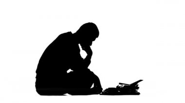 Adam daktiloda yeni bir kitap bir sayfa yazdırır. Beyaz arka plan