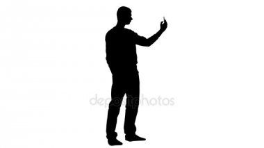 Telefonda selfi kılıyor. Beyaz arka plan. Siluet