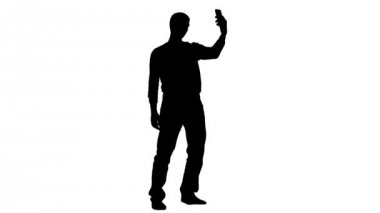 Erkek selfi yapar. Beyaz arka plan. Siluet