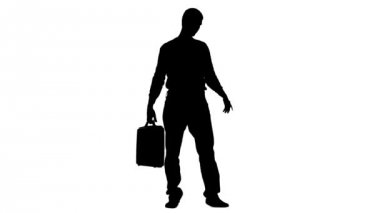 Onun elinde bir çanta ile işadamı iş hakkında düşünüyor. Beyaz arka plan siluet