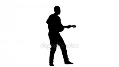 Müzisyen lirik şarkı gitar çalar ve söyler. Siluet. Beyaz arka plan