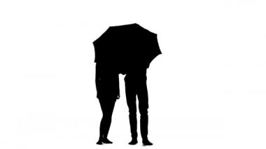 Adam şemsiye açar ve kızla konuşuyor. Beyaz arka plan. Siluet