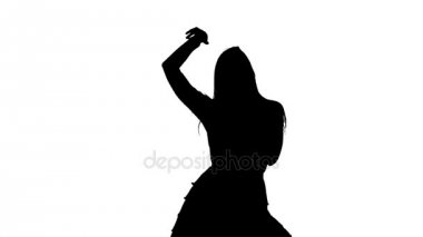 Bir mikrofon ile sayaç yakınındaki kız seks hareketler yapar. Siluet. Beyaz arka plan. Ağır çekim