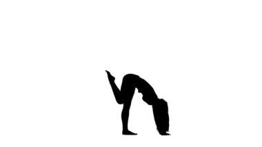 Kadın pilates içinde devreye girer. Beyaz arka plan. Siluet. Ağır çekim