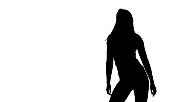 Mädchen zappelt sexuell an ihrem Körper. Silhouette. weißer Hintergrund. Zeitlupe — Stockvideo