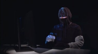 Bilgisayardan adam kopya bilgi tablosundaki bir silahtır. Siyah arka plan
