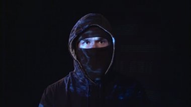 Hacker bilgileri bilgisayardan kopyalar. Siyah arka plan. Yakın çekim