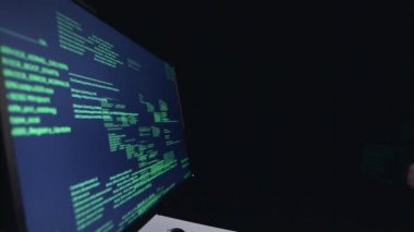 Karanlık bir odada oturan casus kesmek bilgisayar. Siyah arka plan