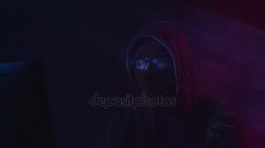 Adam cyberpolicy web sitesi kesmek olduğunu. Yakın çekim. Siyah duman arka plan