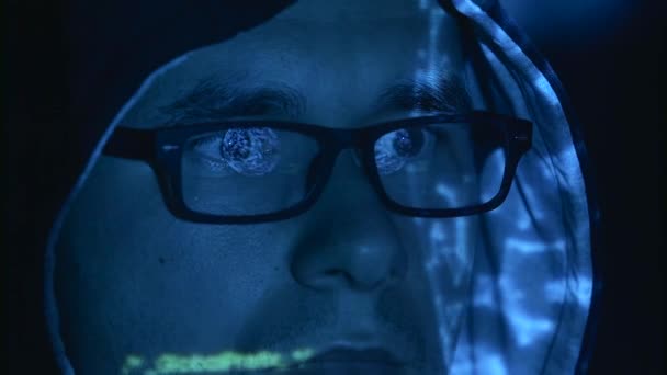O Hacker descarrega dados do computador. Fechar — Vídeo de Stock