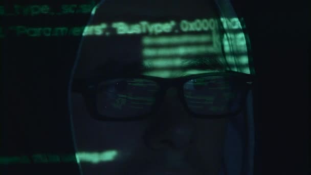 O homem está a hackear o site da ciberpolítica. Fechar — Vídeo de Stock