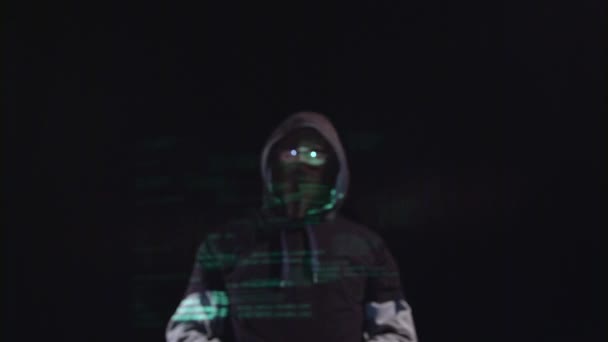 Терорист копіює інформацію з комп'ютера. Чорний фон. крупним планом — стокове відео