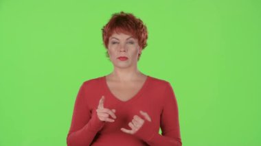 Redhaired kadın onun çalışmaları hakkında düşünüyor. Yeşil ekran