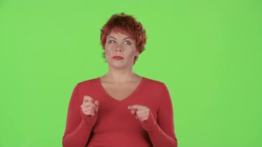 Redhaired kadın bir seçimdir. Yeşil ekran