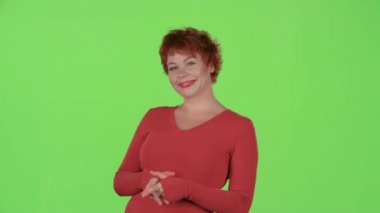 Kadın flört ediyor ve erkeklerle kırpmak. Yeşil ekran