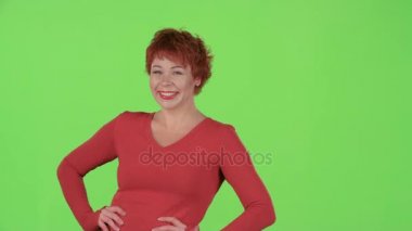 Redhaired flört ediyor ve erkeklerle kırpmak. Yeşil ekran