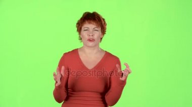 O çığlık atıyor ve gitmesini söylüyorum jestleri erkek arkadaşıyla, kızgın bir kadındır. Yeşil ekran