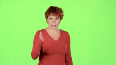 Kırmızı saçlı kadın çığlık atar, o agresif iş arkadaşları için attuned. Yeşil ekran