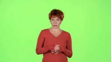 Haber spikeri olaylar hakkında söyler. Yeşil ekran