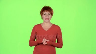 Kadın kıyafetleri tanıtır. Yeşil ekran