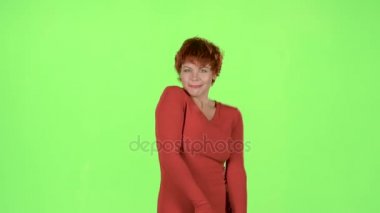 Kadın enerjik dans ediyor. Yeşil ekran