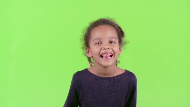 아프리카계 미국인 아이 보여주는 혀. 녹색 화면 — 비디오